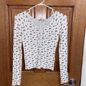Beautiful hollister flower printed ruched long sleeve shirt.